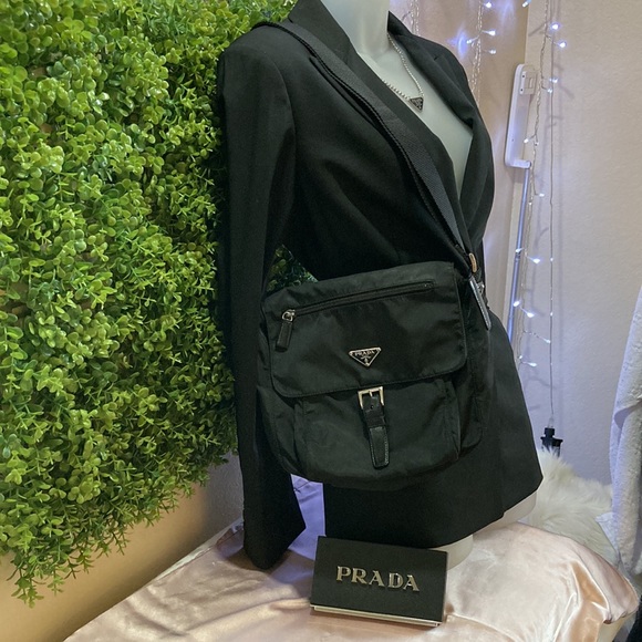 🔥Flash Sale🔥 ❤️ Prada Vintage Nylon Messenger Bag ❤️ - Picture 5 of 17